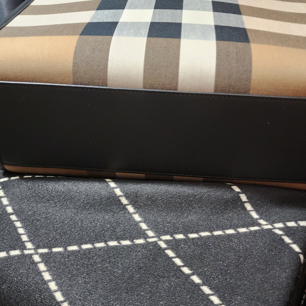 Authentic Nwt Burberry Checkered Tote Woth Strap And Dust Bag - Picture 4 of 4